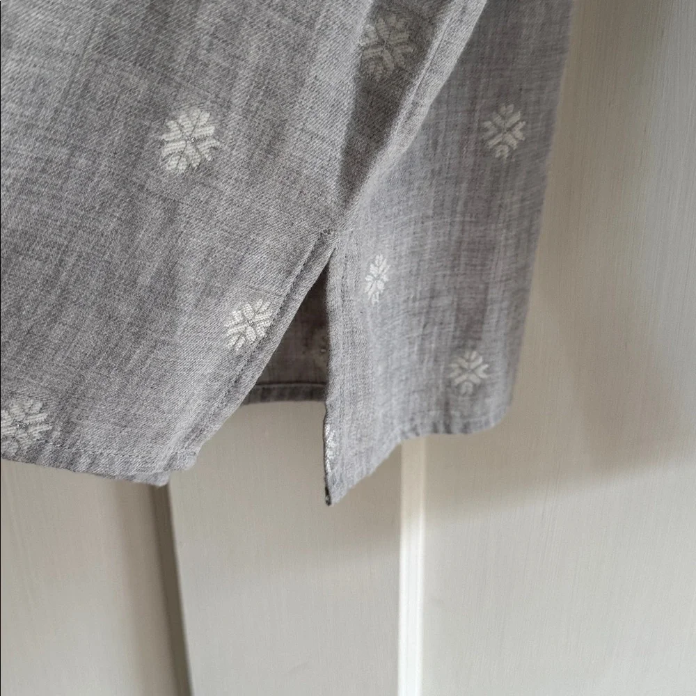 ❄️ Loft light gray/white snowflake print top. Size S. - Picture 7 of 10